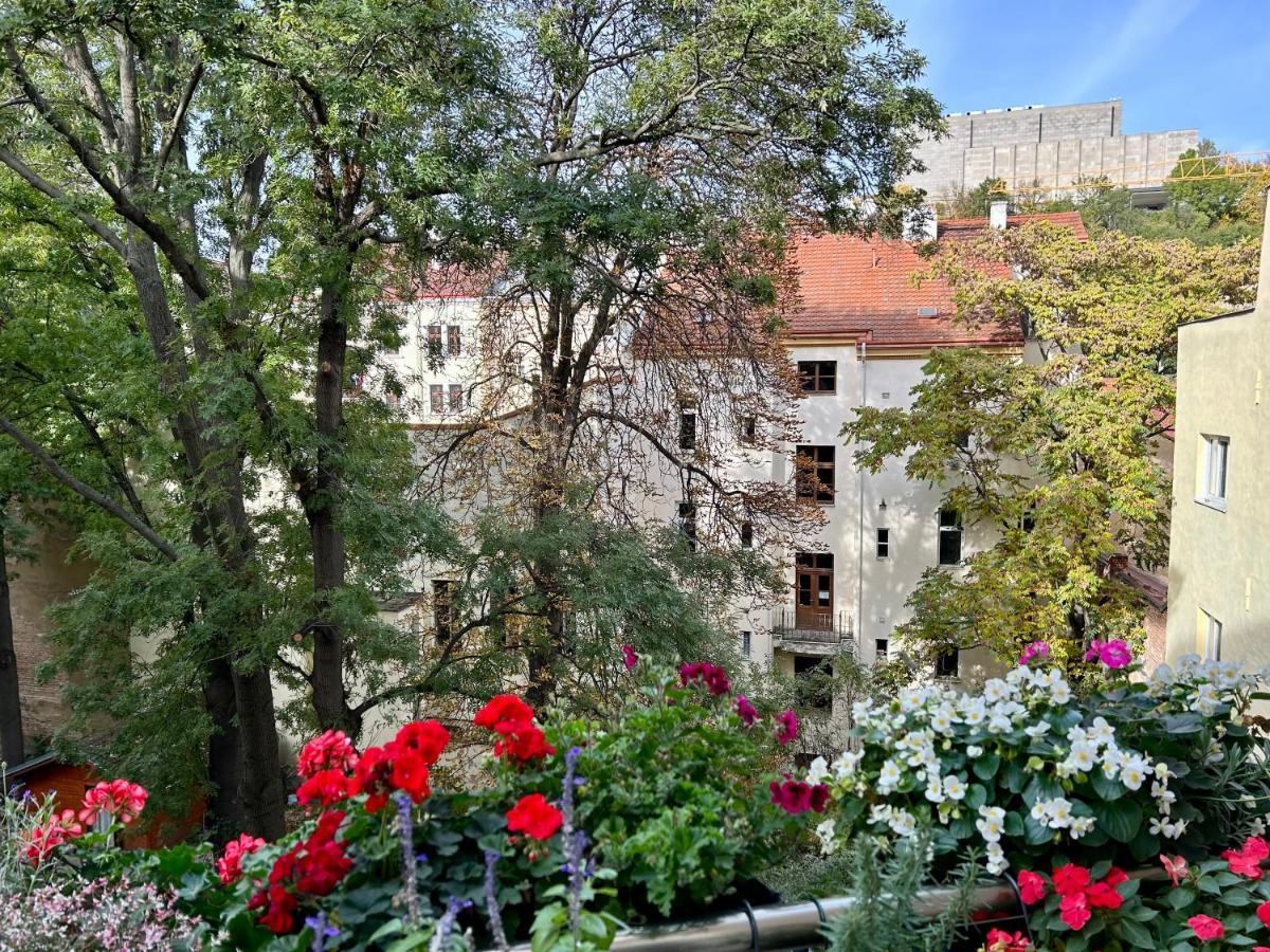 Green Balcony & King Size Bed Prague Ngoại thất bức ảnh